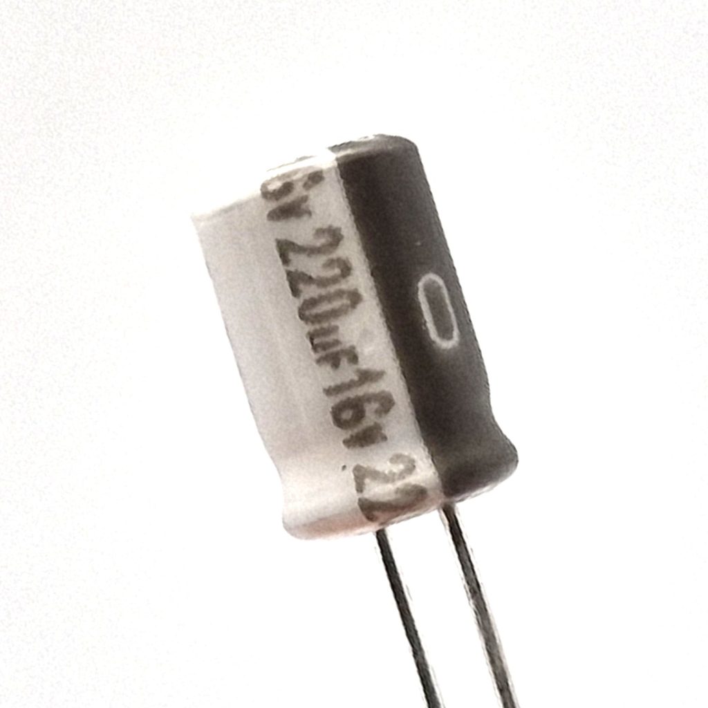 Condensator 220uF 16V 5 mm x 7 mm (Ø x h) ±20%